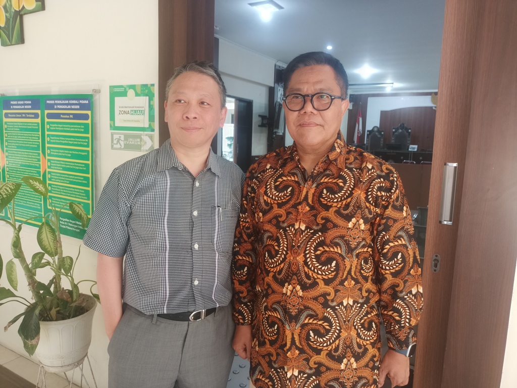 BANTAH BUKTI JPU: Penasihat Hukum Agus Buntung, Ainuddin bersama rekannya keluar dari ruang sidang di PN Mataram, Senin (3/3).&nbsp;
