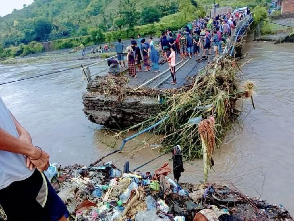 JEMBATAN PUTUS: Warga tidak bisa melintas di jembatan yang putus akibat diterjang banjir bandang di Kecamatan Wera, Bima, beberapa waktu lalu.