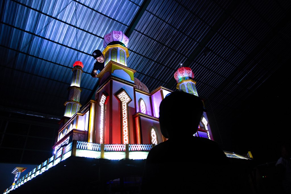 SANGAT DETAIL: Pembuatan miniatur masjid oleh warga untuk ditampilkan dalam pawai takbiran menyambut hari raya Idul Fitri, Senin (3/3).