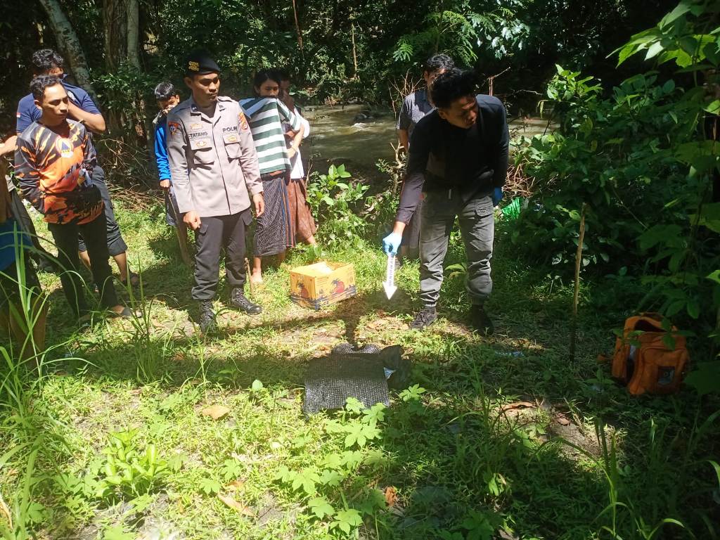 OLAH TKP: Anggota Polsek Praya saat roses identifikasi penemuan mayat bayi di sungai Srigangga, Kelurahan Tiwugalih, Kecamatan Praya, Loteng, Sabtu (1/3) lalu.