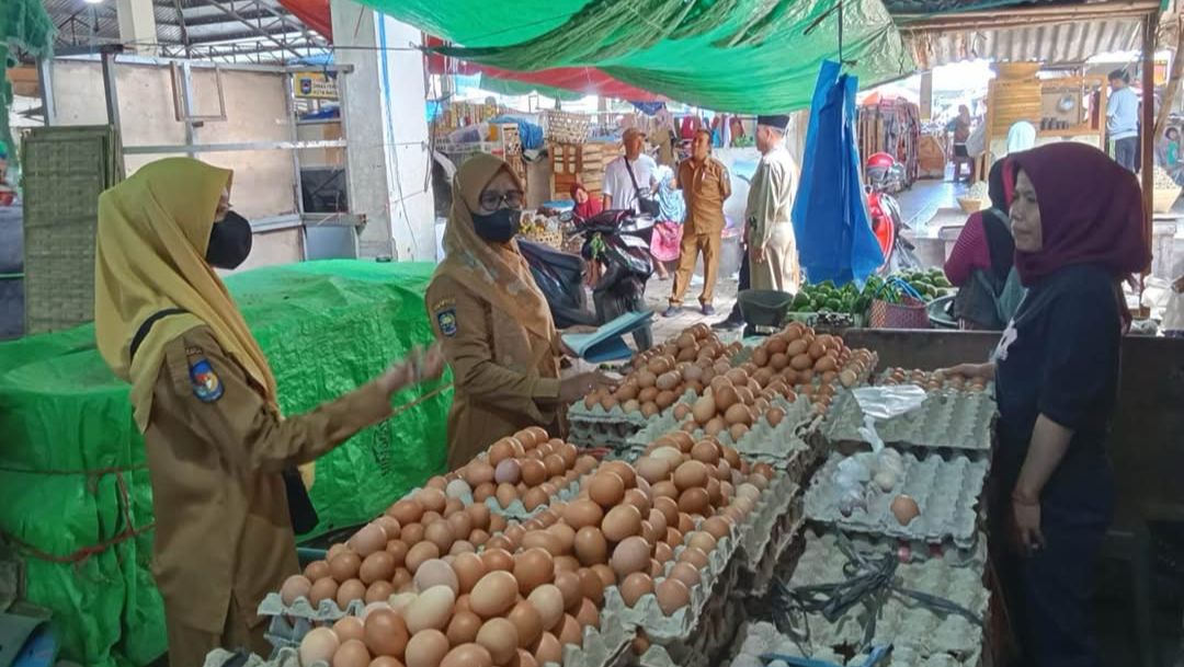 PEMANTAUAN PASAR: Tim Disdag NTB melakukan pemantauan harga komoditas pangan di salah satu pasar di Kota Mataram, Senin (3/3)
