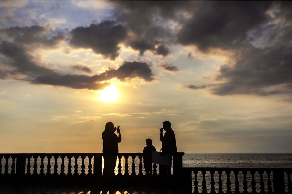 MENUNGGU MATAHARI TERBENAM: Pengunjung pantai Ampenan tengah menunggu matahari terbenam di Kelurahan Ampenan Tengah, Kecamatan Ampenan, Kota Mataram, Senin (3/3).