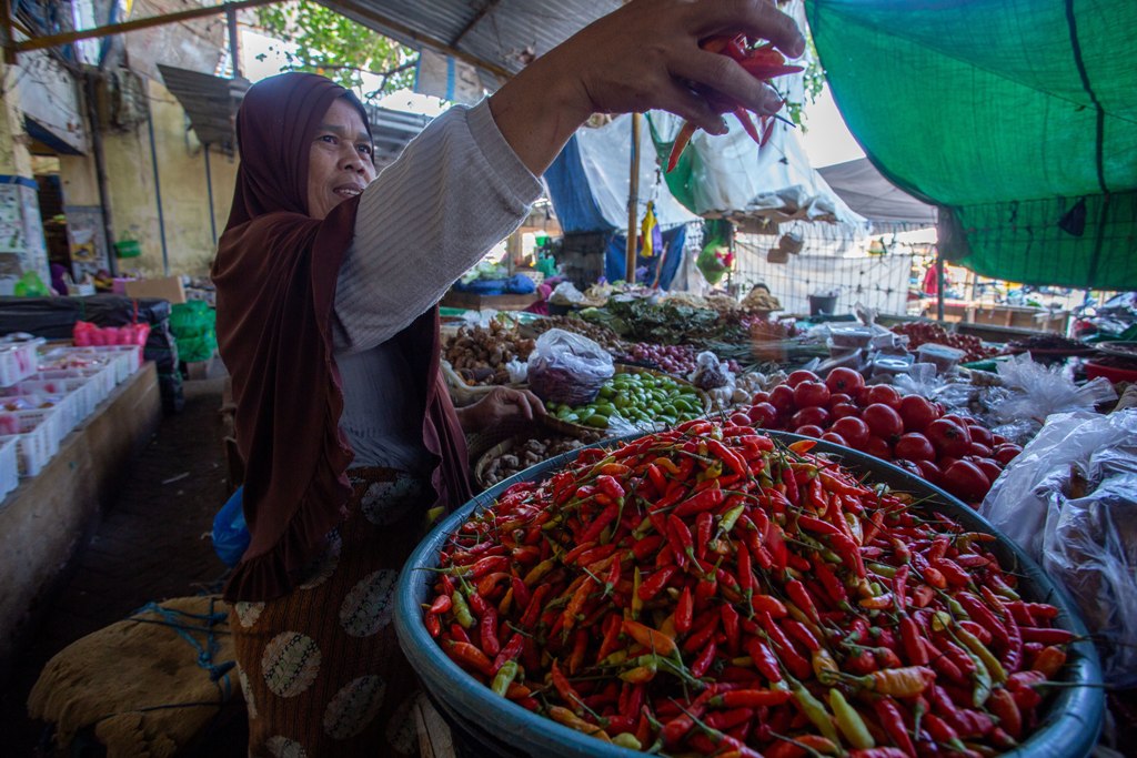 MAKIN MAHAL: Seorang pedagang di pasar Kebon Roek, tengah memperlihatkan cabai yang dijualnya.