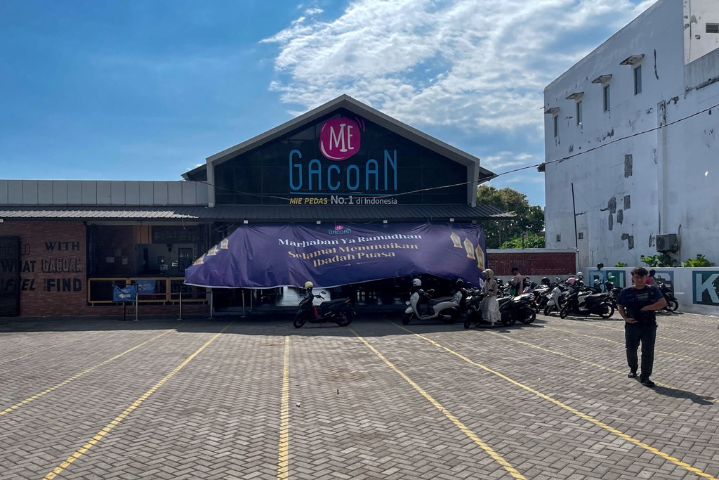 TUTUP SEMENTARA: Tempat makan di Kota Mataram beroperasional pada jam tertentu saat bulan ramadan.&nbsp;