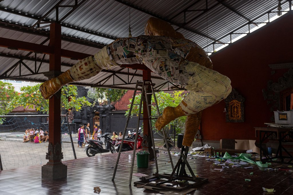KARYA SENI: Pembuatan patung Ogoh-ogoh oleh warga untuk dibawa dalam pawai Ogoh-ogoh menyambut hari raya Nyepi.