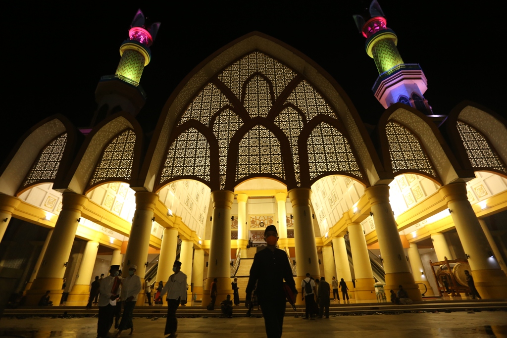 TARAWIH : Sejumlah jamaah nampak keluar dari masjid Hubbul Wathan Islamic Center NTB beberapa waktu lalu. Saat ini IC tengah dalam masa renovasi.