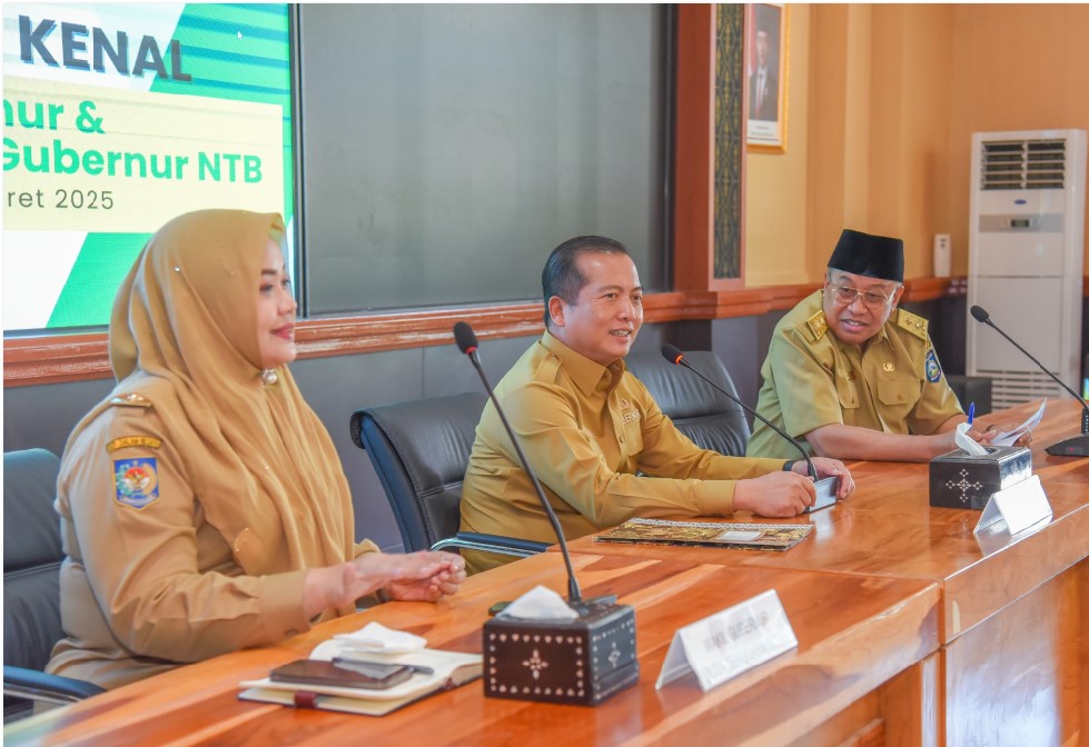 AKAN TATA BIROKRASI: Gubernur NTB Lalu Muhamad Iqbal (tengah), didampingi Wagub Indah Dhamayanti Putri dan Sekda NTB Lalu Gita Ariadi saat silaturahmi dengan seluruh kepala OPD di Kantor Gubernur NTB.