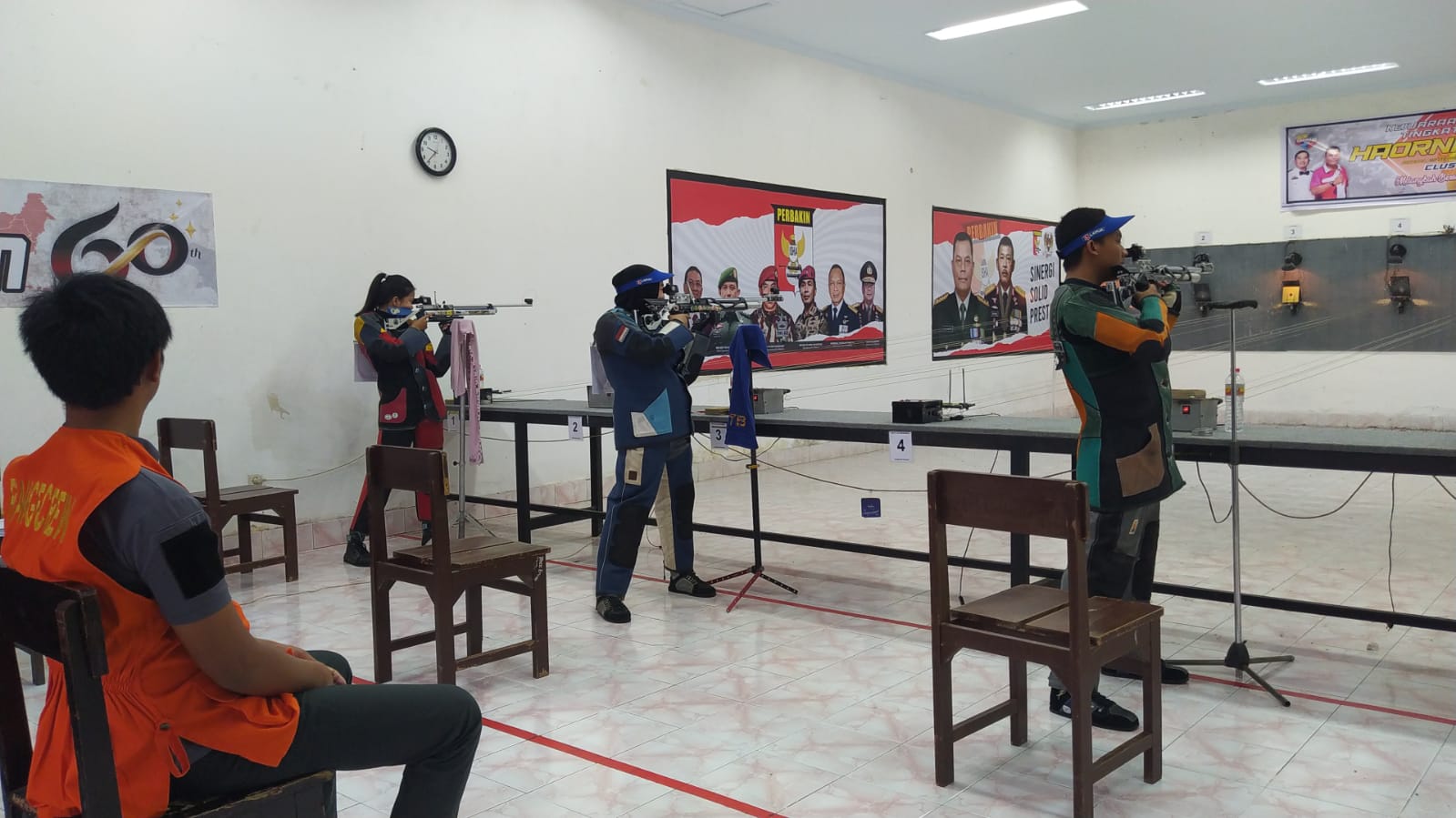 PEMILIK SUARA: Atlet menembak Mataram yang tergabung dalam sekolah menembak menjalani latihan, beberapa waktu lalu.