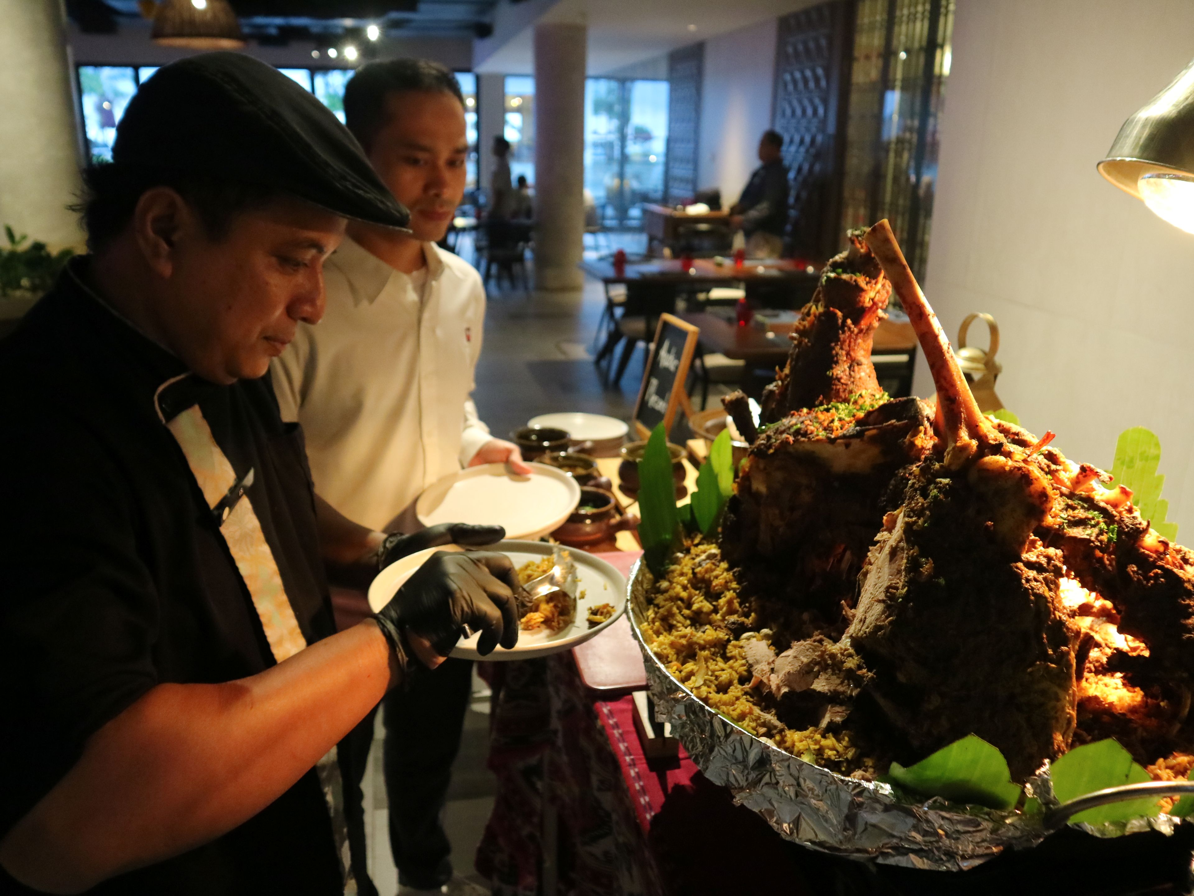 Arabian food menjadi salah satu menu berbuka puasa yang disajikan AER Restaurant, Pullman Merujani Mandalika Beach Resort, Lombok Tengah, Senin (24/2).