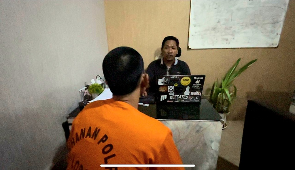 DITANGKAP: Satpam jasa ekspedisi di wilayah Bengkel, Labuapi atas dugaan pencurian handphone.