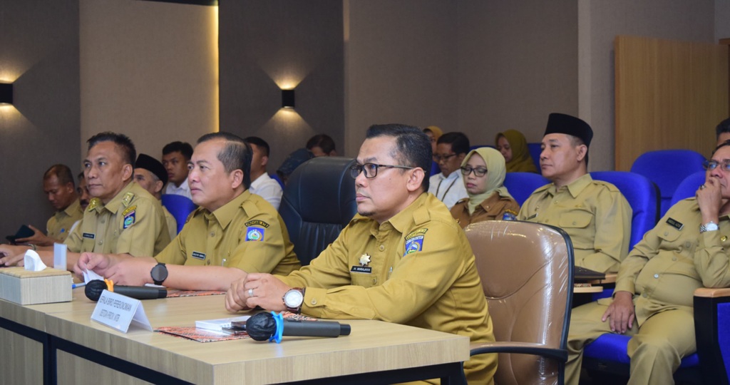 KOORDINASI: Gubernur NTB Lalu Muhamad Iqbal didampingi para kepala OPD saat mengikuti rakor percepatan sertifikasi halal dengan BPJPH via zoom di Ruang Command Center Pemprov NTB.