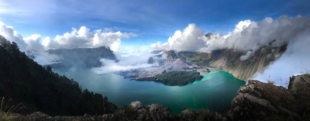 JADI FAVORIT: Gunung Rinjani masih menjadi salah satu primadona wisata alam di NTB. Gunung ini terkenal karena keindahannya, mulai dari pepohonan hijau hingga Danau Segara Anak yang ada di Rinjani.