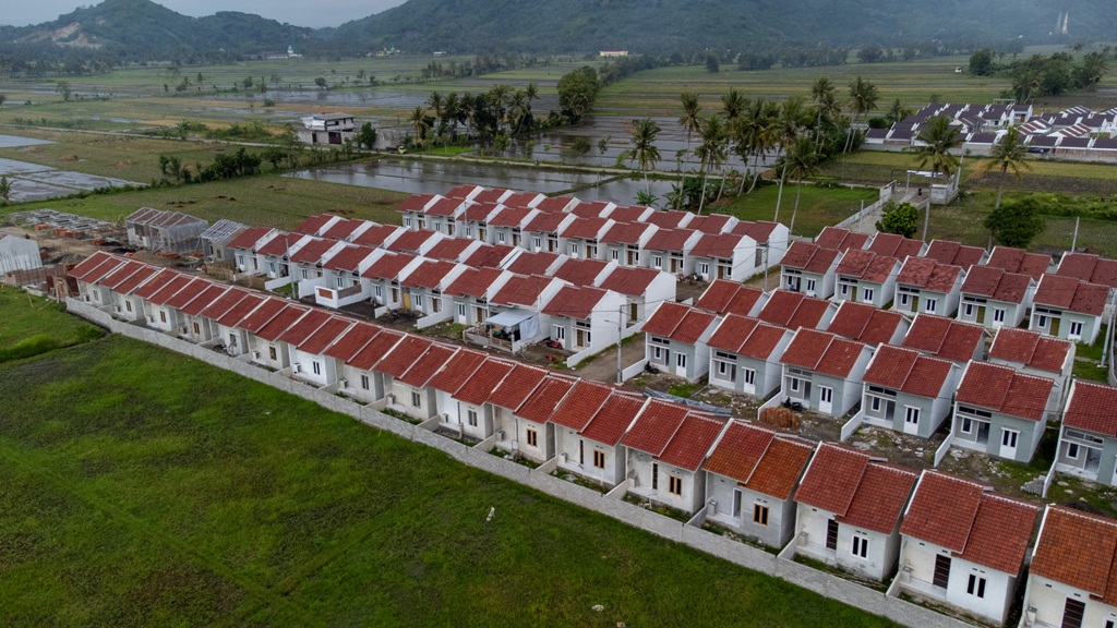 TERANCAM: Lahan persawahan bersisian dengan proyek pembangunan perumahan di Kabupaten Lombok Barat. Ke depan persawahan ini terancam jadi area perumahan.&nbsp;