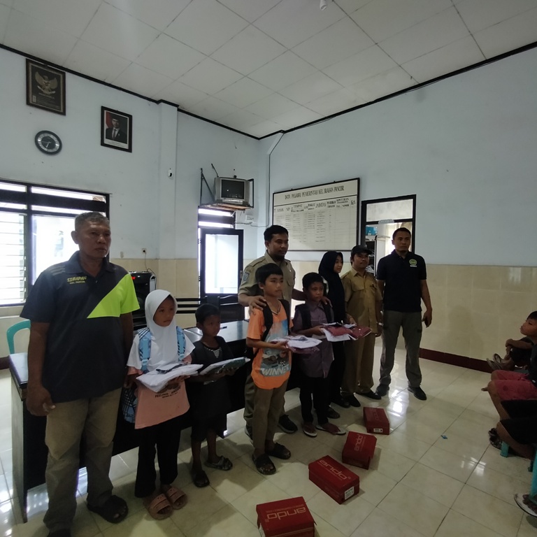 SALURKAN: Pembagikan seragam sekolah lengkap dengan sepatu dan tas kepada 30 anak yatim piatu di Kelurahan Pancor, Selasa (4/3).