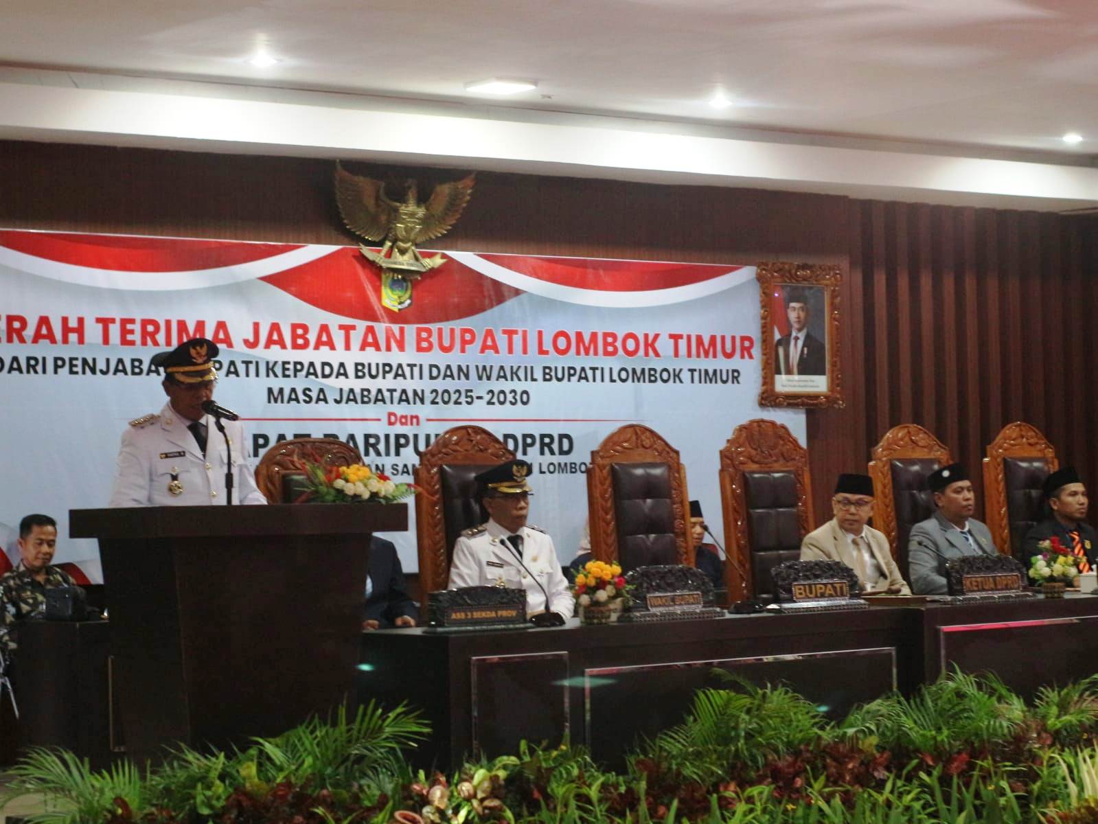 PIDATO PERDANA: Bupati Lombok Timur (Lotim) H Haerul Warisin atau H Iron saat pidato  perdana paparkan program kerjanya di DPRD Lotim, Rabu (5/3).