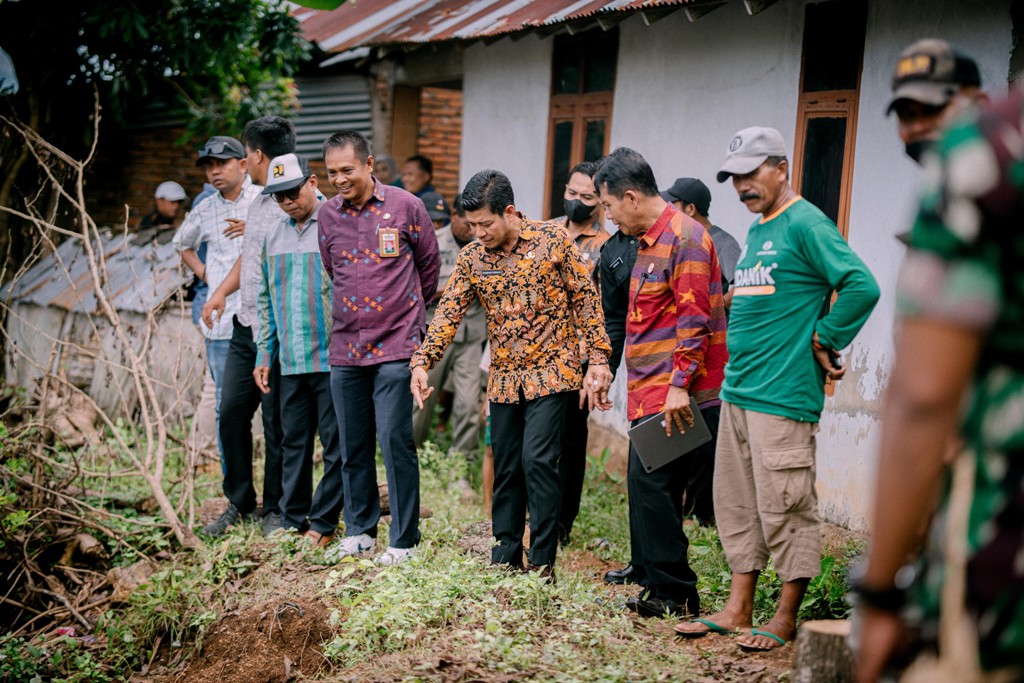GERCEP: Bupati Dompu Bambang Firdaus meninjau rumah korban longsor, Selasa (4/3).