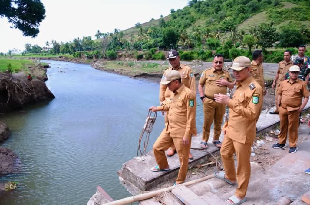 TINJAU: Bupati Bima Ady Mahyudi dan Wakil Bupati dr Irfan Zubaidy meninjau jembatan rusak di Ujung Kalate, Kecamatan Ambalawi, Bima.