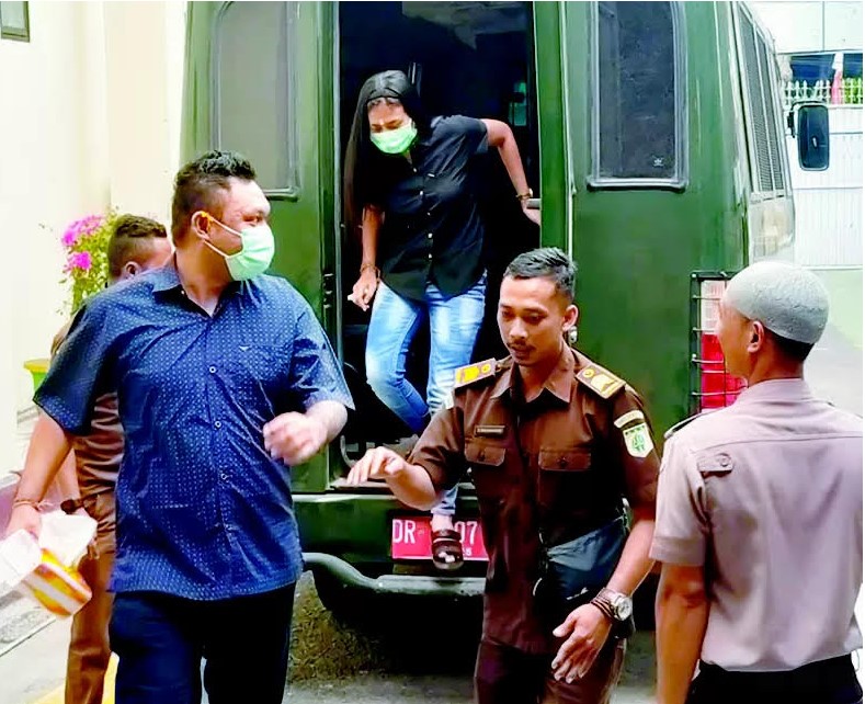 TERBUKTI BERSALAH: Terpidana Mandari dan suaminya I Gede Bayu Pratama saat turun dari mobil tahanan jaksa di Pengadilan Negeri Mataram, tahun 2022 lalu.