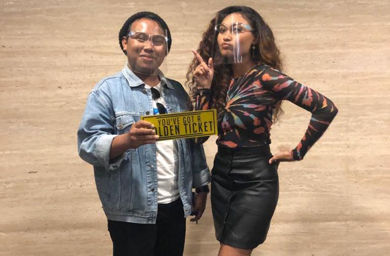 BERPOSE: Yayat berfoto bersama idolnya Novia Bachmid (kanan) saat mengikuti audisi Indonesia Idol.&nbsp;