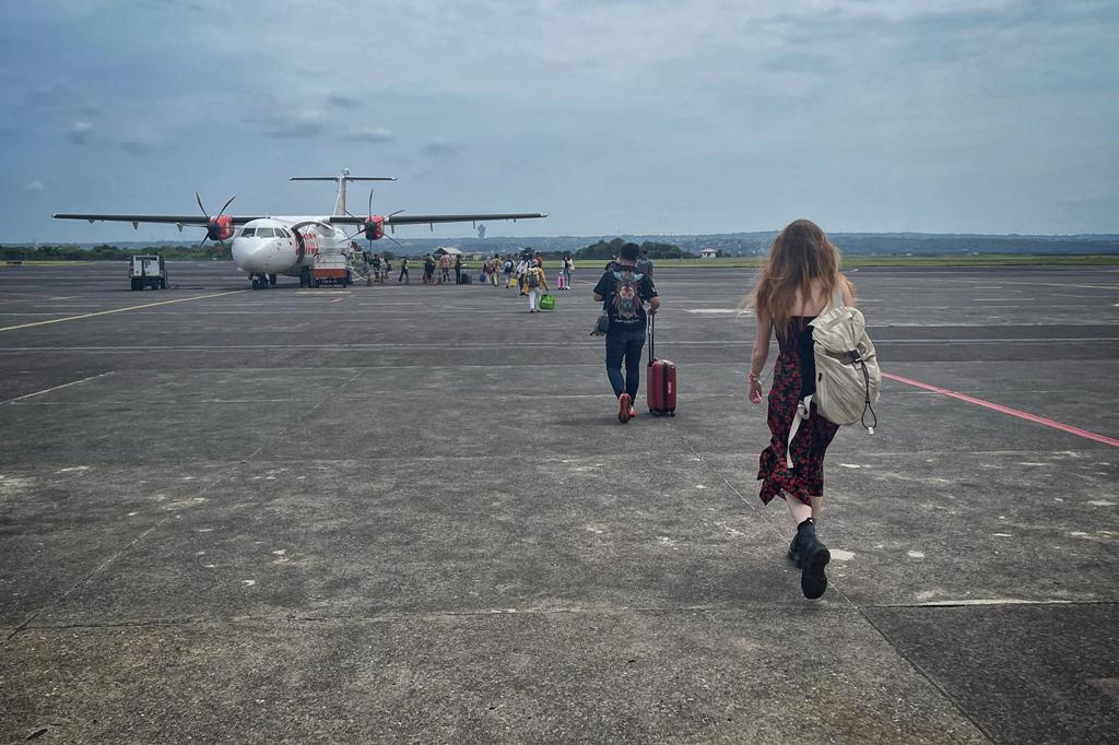 SIAP-SIAP BERANGKAT: Sejumlah penumpang mengerek koper menuju pesawat yang sedang bersiap untuk lepas landas, di Bandara Internasional Zainuddin Abdul Madjid (BIZAM).&nbsp;