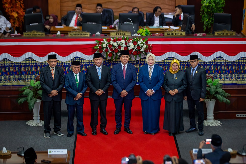 Gubernur NTB Lalu Muhamad Iqbal (tengah) foto bersama Wagub Indah Dhamayanti Putri, mantan Pj Gubernur NTB Hassanudin, dan para pimpinan DPRD NTB usai sertijab di kantor DPRD NTB, kemarin (5/3).