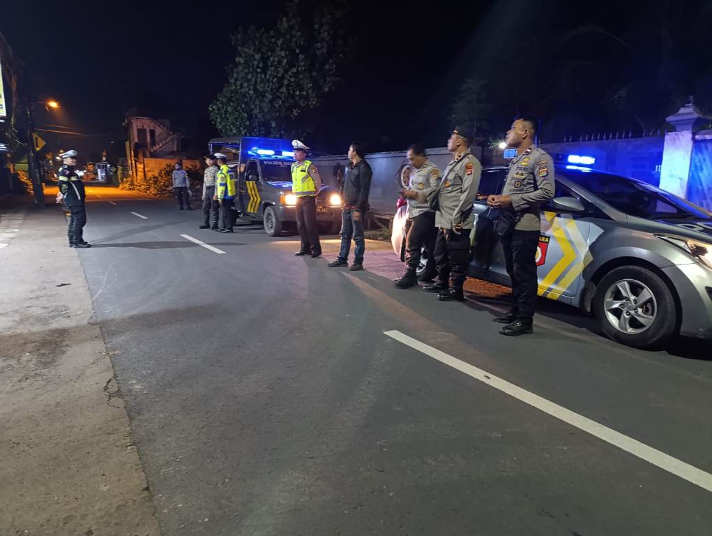 JAGA KEAMANAN: Sejumlah personel Polresta Mataram meningkatkan patroli malam di wilayah Mataram, Rabu dini hari (5/3).&nbsp;