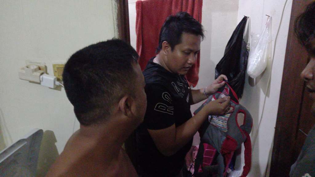 TIDAK BISA MENGELAK LAGI: Polisi menemukan sabu di gendongan bayi saat penggeledahan di kos milik pria berinisial MTH, di Babakan, Sandubaya, Mataram, Rabu dini hari (5/3).