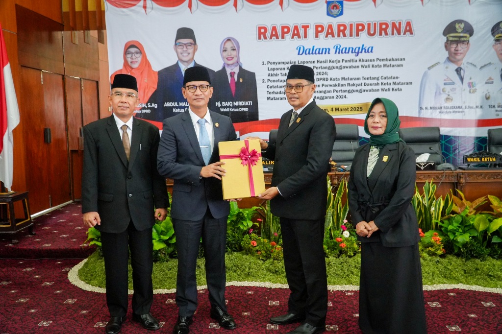 SENYUM: Wali Kota Mataram Mohan Roliskana menerima laporan hasil kerja pansus LKPJ Wali Kota Mataram Akhir Tahun Anggaran 2024 dari Ketua DPRD Kota Mataram Abdul Malik, Selasa (4/3).