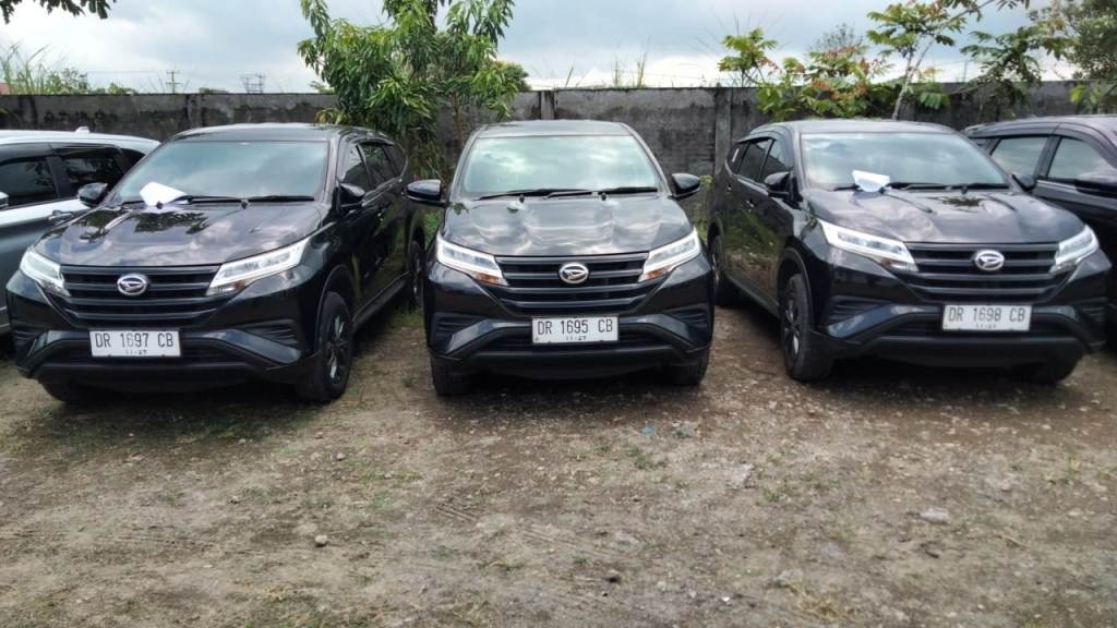 DICABUT: Sejumlah kendaraan dinas komisioner KPU Kota Mataram sebelum ditarik oleh perusahaan penyewa, beberapa waktu lalu.&nbsp;