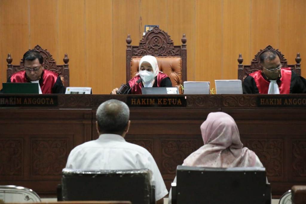 BERI KETERANGAN: Kepala PT Waskita Karya NTB Teddy Irjanto (kiri) menyampaikan keterangan di persidangan kasus korupsi Shelter Tsunami di Pengadilan Tipikor Mataram, Rabu (5/3).