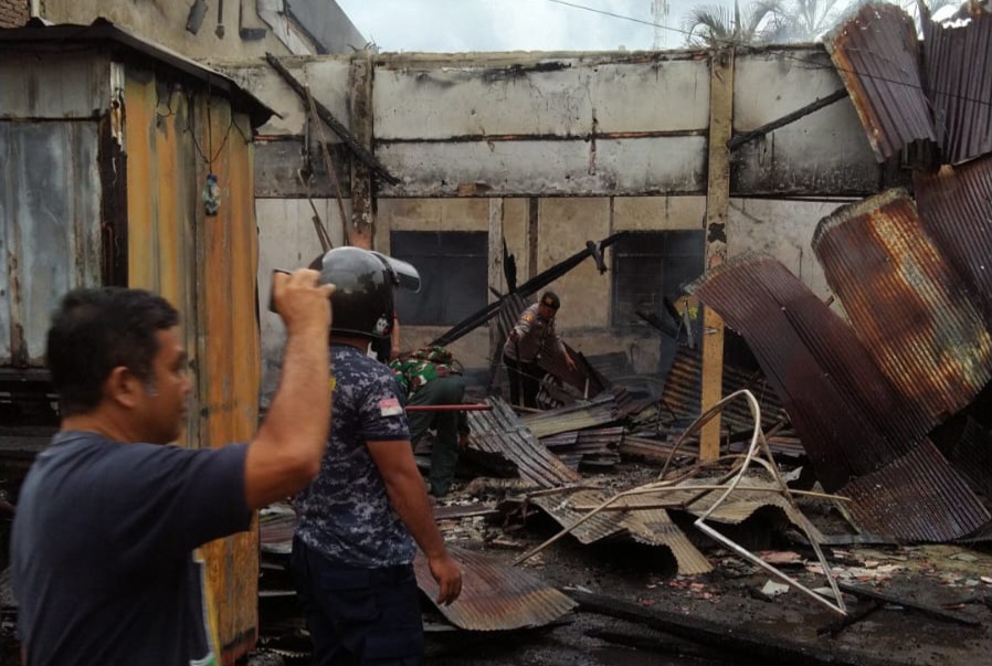 LUDES TERBAKAR: Petugas Dinas Damkar dibantu TNI-Polri dan warga setempat berhasil memadamkan kebakaran di Ruko Pasar Narmada, Kamis (6/3).