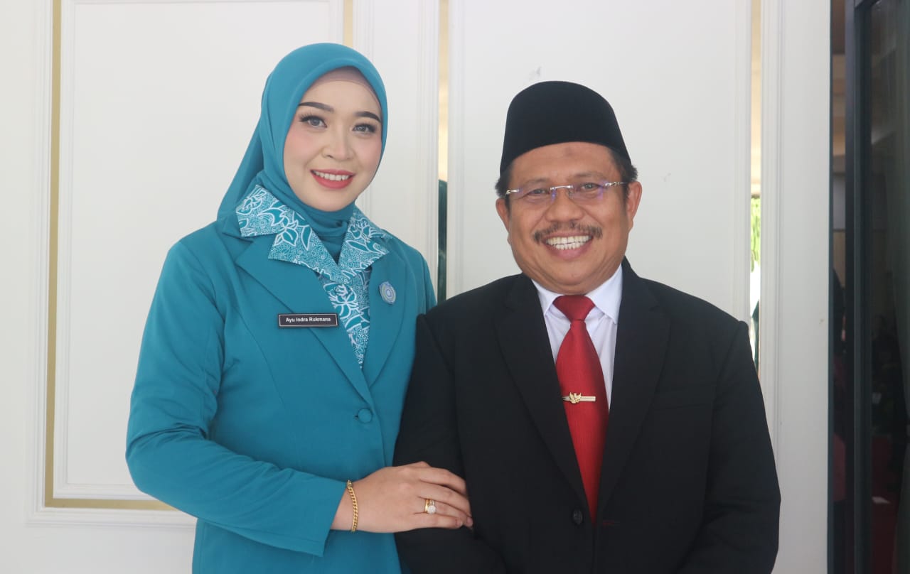 Ketua TP PKK Lobar Indra Ayu Rukmana bersama suaminya Bupati Lobar Lalu Ahmad Zaini usai dilantik di Aula Pendopo Gubernur NTB, Kamis (6/3).