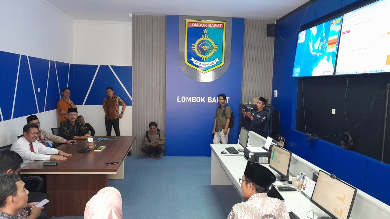 SIDAK: Bupati Lombok Barat (Lobar) Lalu Ahmad Zaini melakukan inspeksi mendadak (Sidak) ke dua dinas, Kamis (6/3). Mulai dari Dinas Kesehatan Lobar, hingga Dinas Kominfotik Lobar.