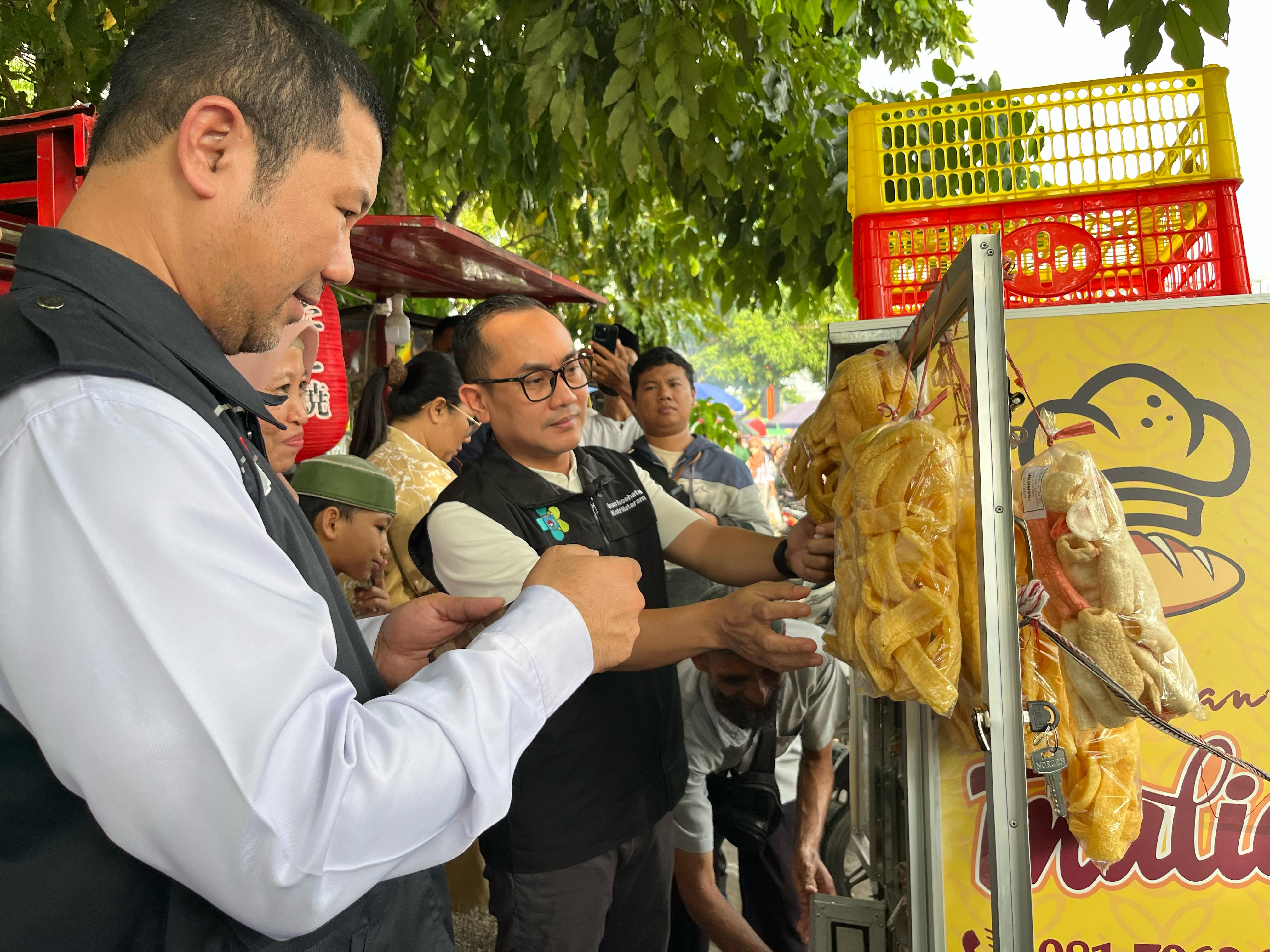 INWAS RAMADAN: Kepala BBPOM MATARAM Yosef Dwi Irwan (kiri) bersama Kadikes Kota Mataram Emirald Isfihan saat melakukan Inwas Ramadan di pusat kuliner Majapahit, Rabu (5/3).