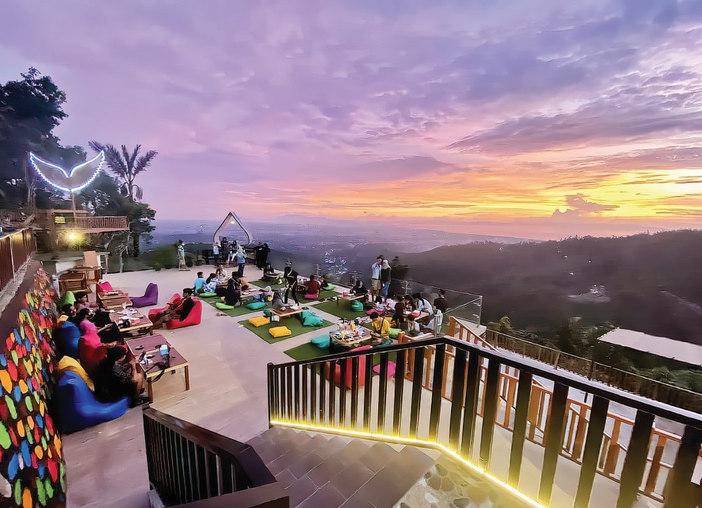Pengunjung taman Langit menunggu waktu berbuka puasa di Bukit Bengkaung, Desa Batulayar, Lombok Barat, Selasa (4/3). Destinasi yang menerapkan wisata syariah ini buka mulai pukul 15.00 WITA.