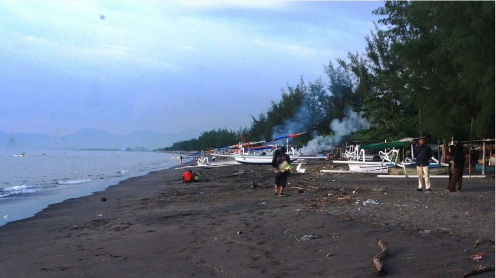 MENENANGKAN: Pantai Cemara menjadi salah satu spot ngabuburit di Kecamatan Lembar, Lombok Barat. Pantai ini memberikan ketenangan bagi pengunjung selama Ramadan.