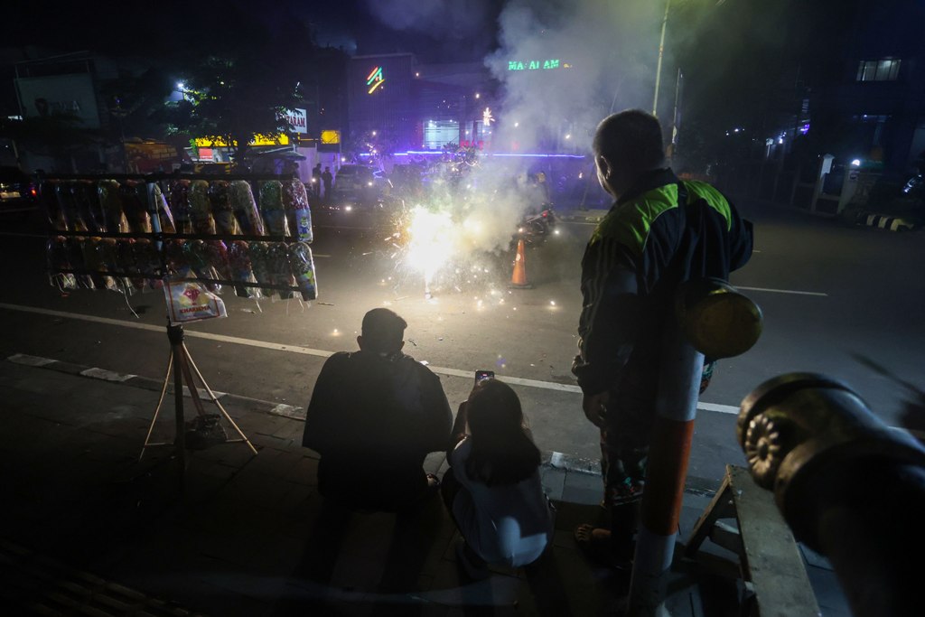 DIAWASI: Pedagang petasan membakar petasan di jalan raya Cakranegara, Kota Mataram, saat menyambut bulan Ramadan.