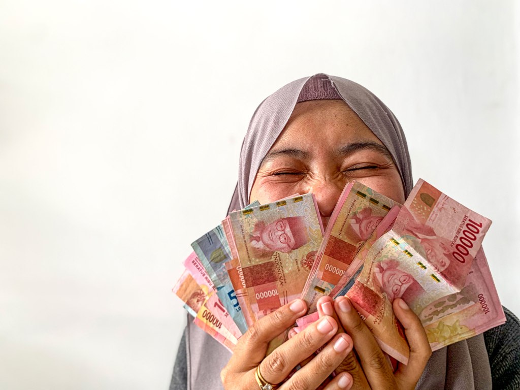 ILLUSTRASI: Seorang pegawai ASN bahagia saat mendapatkan THR Idul Fitri.