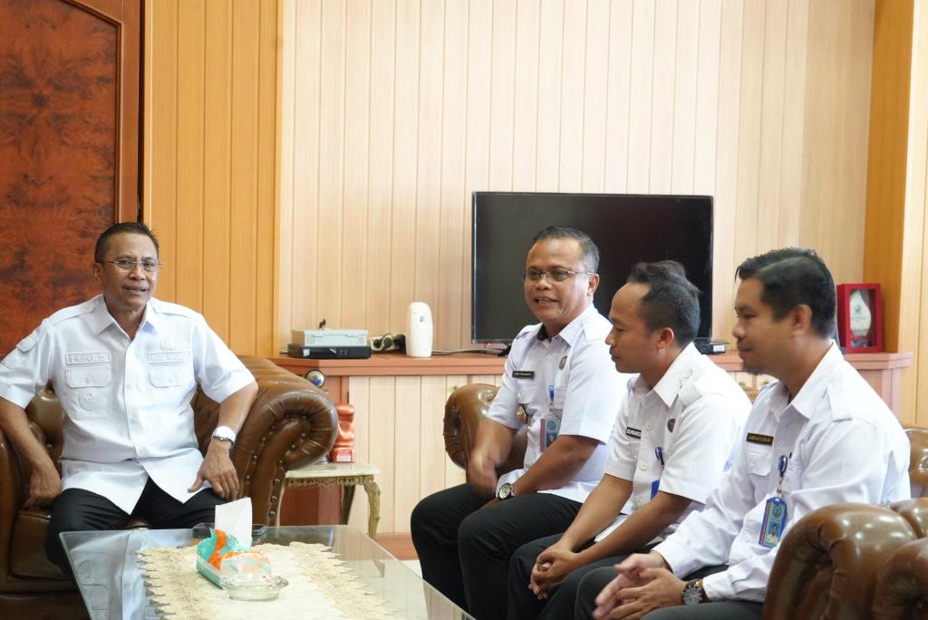 SEPAKAT BERANTAS NARKOBA: Wakil Wali Kota Bima Feri Sofiyan menerima kunjungan silaturahmi dari Badan Narkotika Nasional Kabupaten/Kota (BNN) Kota Bima di ruang kerja, Rabu (5/3).