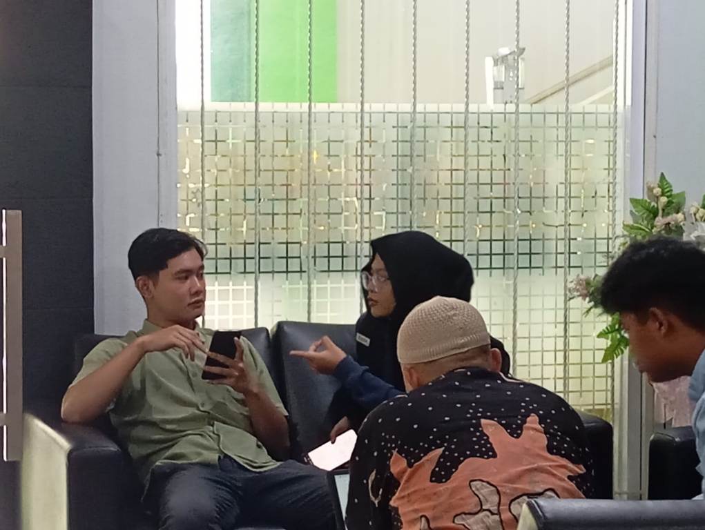 TUNGGU PENGUMUMAN: Calon siswa MAN 2 Mataram didampingi orang tuanya menunggu pengumuman seleksi di madrasah setempat, Rabu (5/3).