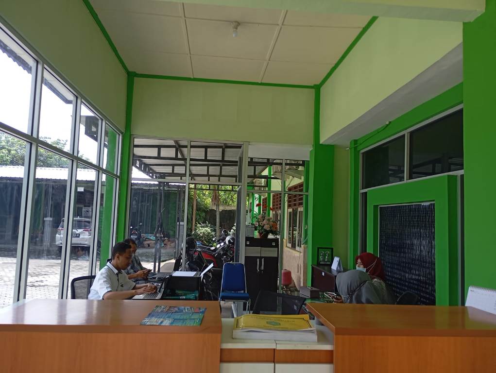 TETAP MASUK: Guru dan pegawai MTsN 2 Mataram tetap masuk saat siswa libur awal Ramadan di madrasah setempat.