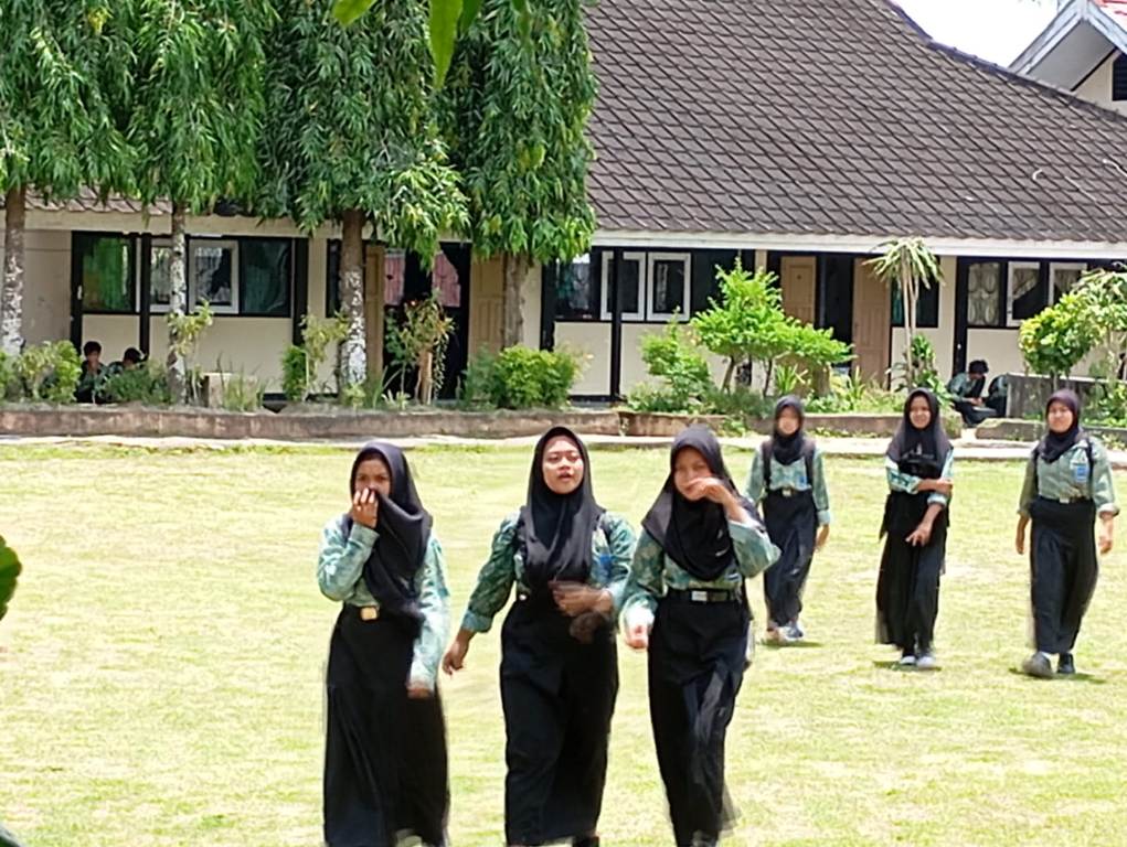 LIBUR AWAL: Siswa SMPN 12 Mataram saat jam istirahat, belum lama ini. Siswa libur Idul Fitri 2025 lebih awal.