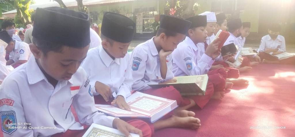 TADARUS ALQURAN: Murid SDN 19 Cakranegara melaksanakan tadarus Alquran di halaman sekolah setempat, tahun lalu.