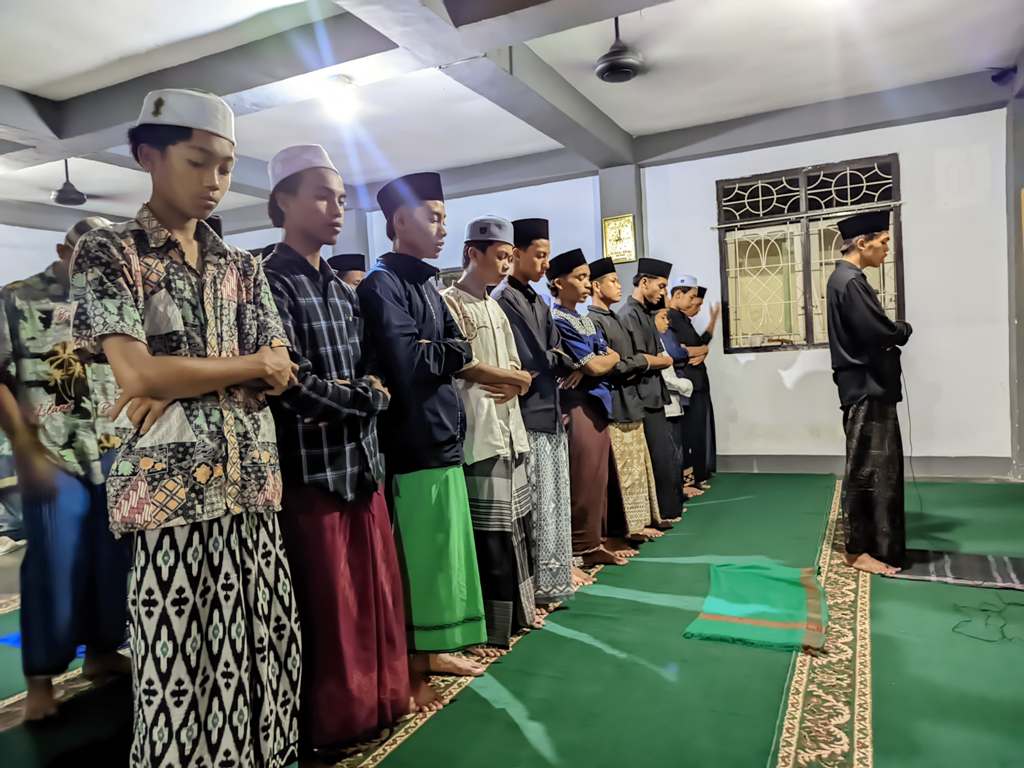 SALAT TARAWIH: Santri MA Nurul Jannah NW Ampenan melaksanakan salat tarawih bersama Tim Safari Ramadhan MDQH NWDI Pancor di Aula Panti Asuhan Al Ikhlas Ampenan, Senin (3/3) lalu.