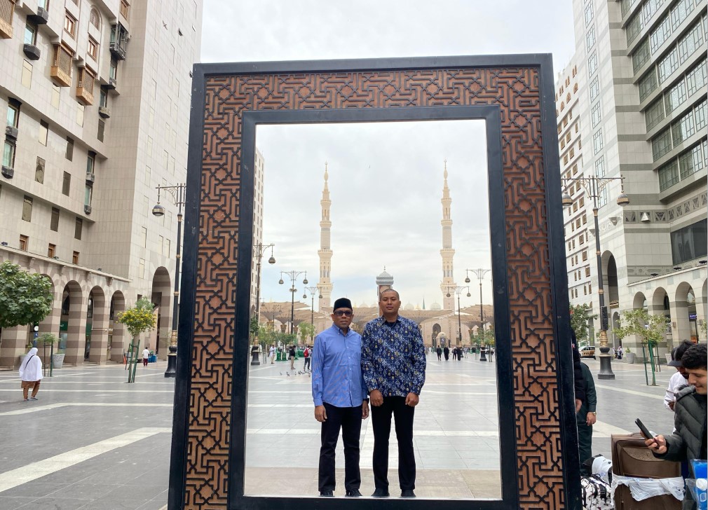 TERJUN LANGSUNG: Dirut Muhsinin and Travel H Ahmad Muharis (kiri) bersama Manager H Ali Imron berada di Madinah mendampingi para jamaah umrah, Rabu (5/3).