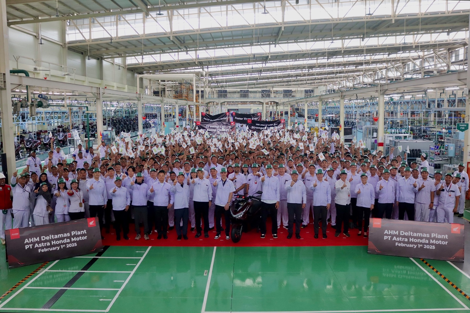 foto bersama : Manajemen AHM bersama pembalap MotoGP dan karyawan pabrik AHM. (Honda for Lombok Post)