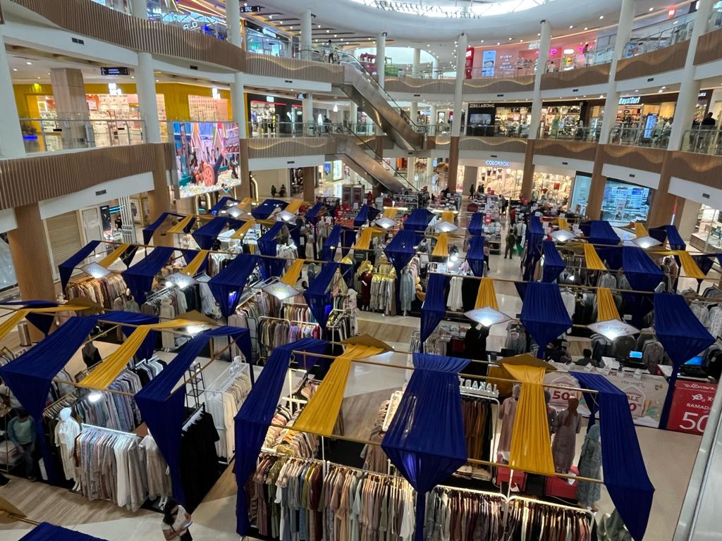 PERSIAPAN LEBARAN: Bazar Ramadan fesyen muslim sebagai tempat berbelanja persiapan lebaran 1446 H yang ada di ground floor, Lombok Epicentrum Mall.