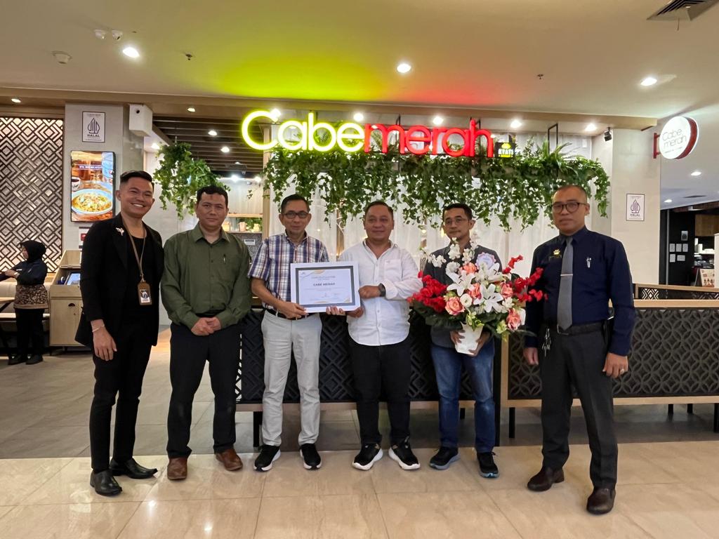 GRAND OPENING: GM LEM&nbsp; Salim Abdad (tiga dari kiri) menyerahkan piagam pembukaan gerai pada momen grand opening Resto Cabe Merah di lantai dasar LEM.