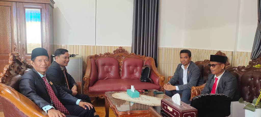 KENA EFISIENSI: Anggota DPRD KLU saat mengikuti rapat koordinasi internal, Kamis (6/3).