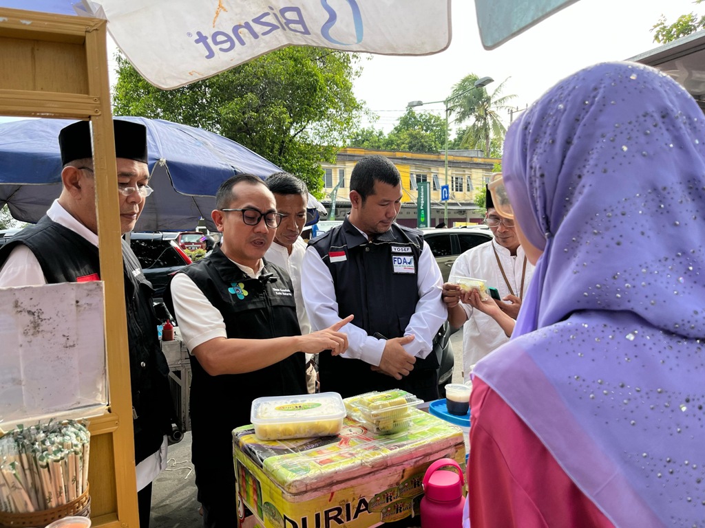 EDUKASI: Kadinkes Kota Mataram dr Emirald Isfihan bersama Kepala BBPOM Kota Mataram Yosef Dwi Irwan, saat memantau takjil di Kota Mataram, Rabu (5/3).